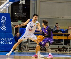 Kunkel, con el balón, anotó los dos tiros libres que dieron la agónica victoria al Súper Agropal Palencia. / HLA Alicante
