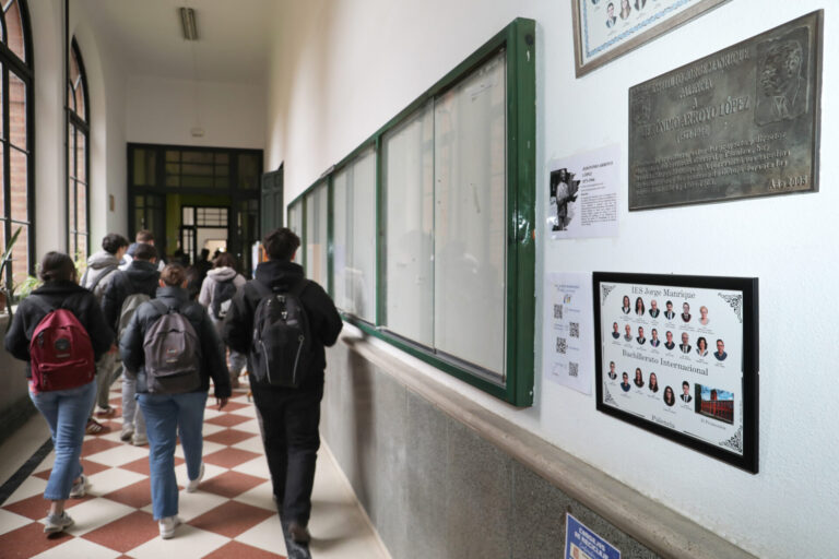 Estudiantes caminando por el pasillo del Instituto Jorge Manrique en Palencia
