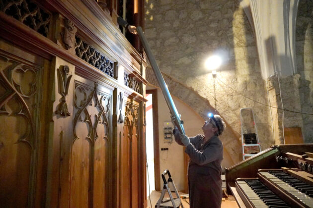 Técnicos de la empresa Acitores Organería y Arte realizan el montaje en San Pablo