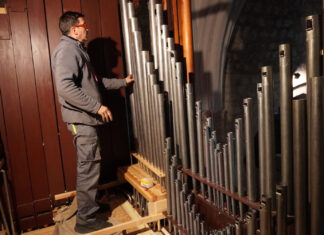 Técnicos de la empresa Acitores Organería y Arte realizan el montaje en San Pablo