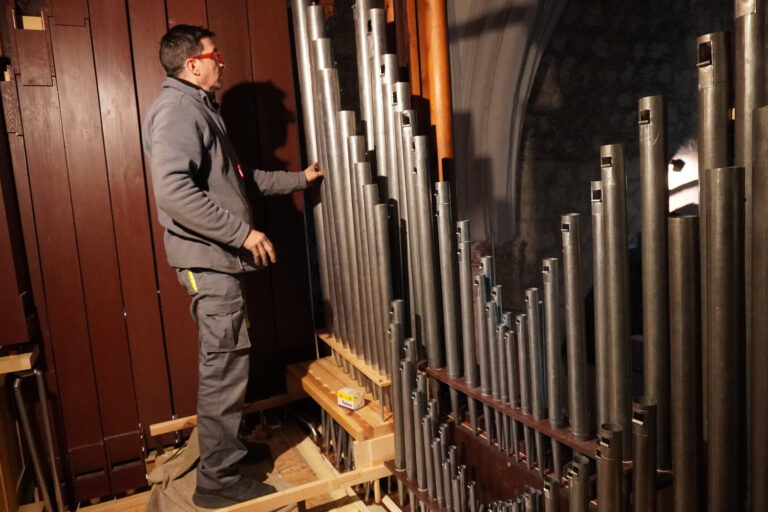 Técnicos de la empresa Acitores Organería y Arte realizan el montaje en San Pablo