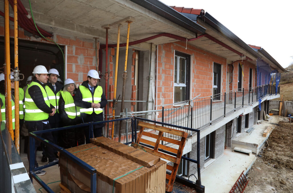 El presidente de la Junta de Castilla y León, firma el Protocolo General de Actuación para el desarrollo residencial 'Vega de las Claras' en Aguilar de Campoo (Palencia)