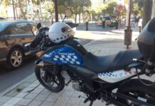 Un agente de la Policía Local de Palencia detiene a un vehículo en un control en la capital palentina. / Óscar Herrero