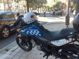 Un agente de la Policía Local de Palencia detiene a un vehículo en un control en la capital palentina. / Óscar Herrero