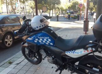 Un agente de la Policía Local de Palencia detiene a un vehículo en un control en la capital palentina. / Óscar Herrero