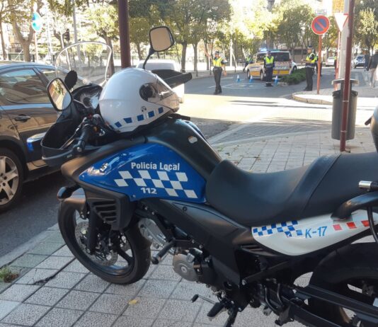 Un agente de la Policía Local de Palencia detiene a un vehículo en un control en la capital palentina. / Óscar Herrero