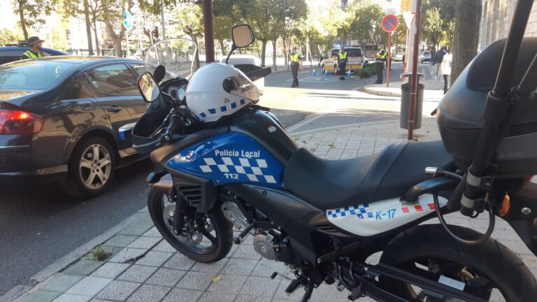 Un agente de la Policía Local de Palencia detiene a un vehículo en un control en la capital palentina. / Óscar Herrero