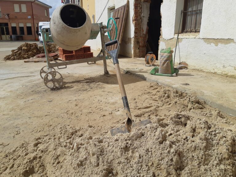 Obras en una vivienda municipal en un pueblo de la provincia de Palencia. / Óscar Herrero