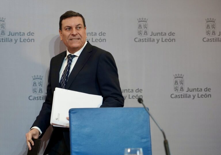 Leticia Pérez (ICAL). El consejero de Economía y Hacienda y portavoz, Carlos Fernández Carriedo, comparece en la rueda de prensa posterior al Consejo de Gobierno.