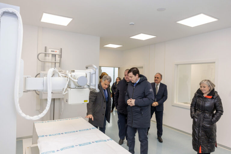 El presidente de la Junta, Alfonso Fernández Mañueco, visita el nuevo Centro de Salud de Aguilar de Campoo, en Palencia
