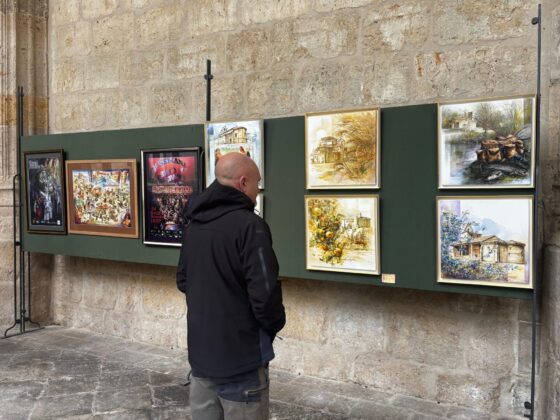 El Claustro de la Catedral acoge la exposición de Damián Simal, organizada por la Asociación Thieldón