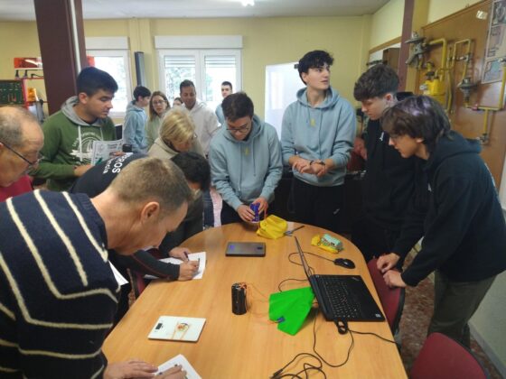 El IES Virgen de la Calle y el Parque de bomberos de Palencia colaboran en las primeras pruebas del desafío CanSat