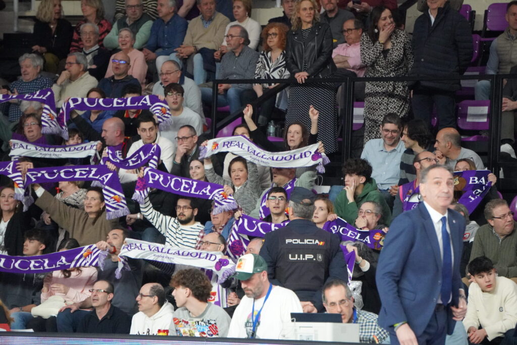 Gradas de Valladolid con la afición del Súper Agropal Palencia