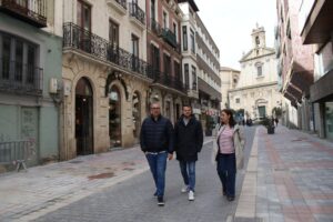 Miembros del equipos de gobierno de Palencia caminando por Cuatro Cantones