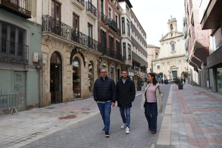 Miembros del equipos de gobierno de Palencia caminando por Cuatro Cantones