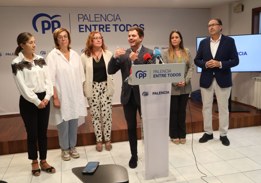Brágimo (ICAL). El portavoz del Grupo Popular en el Ayuntamiento de Palencia, Víctor Torres, acompañado por los concejales de la capital palentina