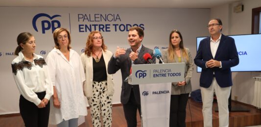 Brágimo (ICAL). El portavoz del Grupo Popular en el Ayuntamiento de Palencia, Víctor Torres, acompañado por los concejales de la capital palentina
