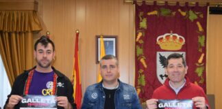 De izquierda a derecha: David Calderón, portavoz de la Asociación Galleta Rock; Giovanni Peláez, concejal de Festejos de Aguilar de Campoo; y Paco Hevia, director Corporativo de Galletas Gullón.