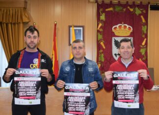 De izquierda a derecha: David Calderón, portavoz de la Asociación Galleta Rock; Giovanni Peláez, concejal de Festejos de Aguilar de Campoo; y Paco Hevia, director Corporativo de Galletas Gullón.