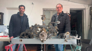 Relojeros-palentinos-restauran-el-reloj-del-Ayuntamiento-de-Astorga,-famoso-por-los-autómatas-maragatos