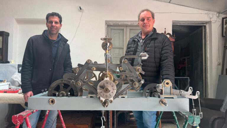 Relojeros-palentinos-restauran-el-reloj-del-Ayuntamiento-de-Astorga,-famoso-por-los-autómatas-maragatos