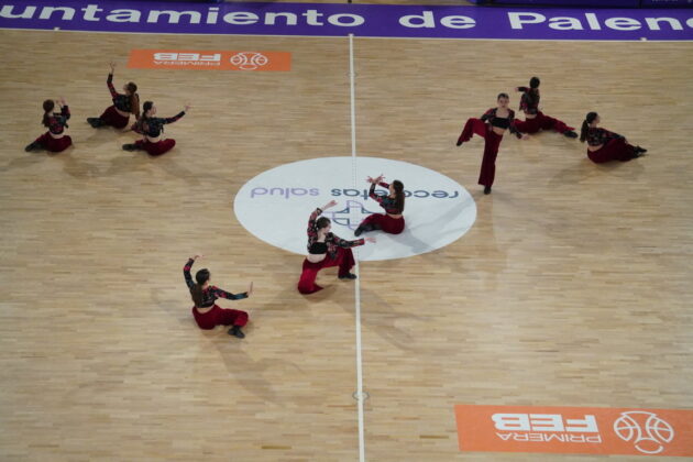 Chicas del grupo de Danza Smile actúan en el descanso del Super Agropal Palencia vs Cartagena