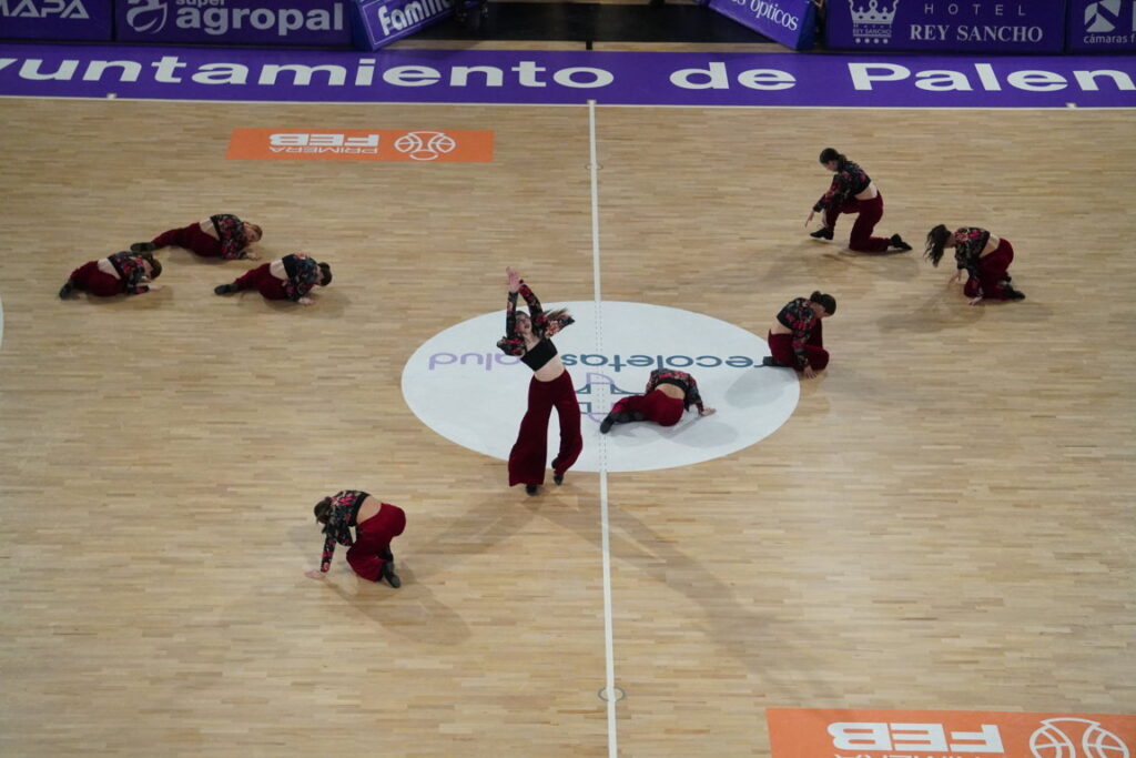 Chicas del grupo de Danza Smile actúan en el descanso del Super Agropal Palencia vs Cartagena