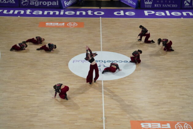 Chicas del grupo de Danza Smile actúan en el descanso del Super Agropal Palencia vs Cartagena