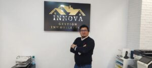 Oficina de Innova Gestión Inmobiliaria en Palencia con logo y profesional