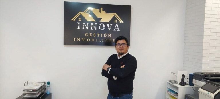 Oficina de Innova Gestión Inmobiliaria en Palencia con logo y profesional