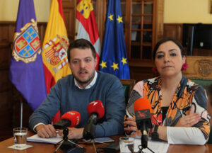 Brágimo (ICAL). La alcaldesa de Palencia, Miriam Andrés; y el concejal de Urbanismo, Agenta Urbana, Medio Ambiente, obras y movilidad, Álvaro Bilbao, informan sobre los temas abordados en la reunión mantenida ayer con Adif