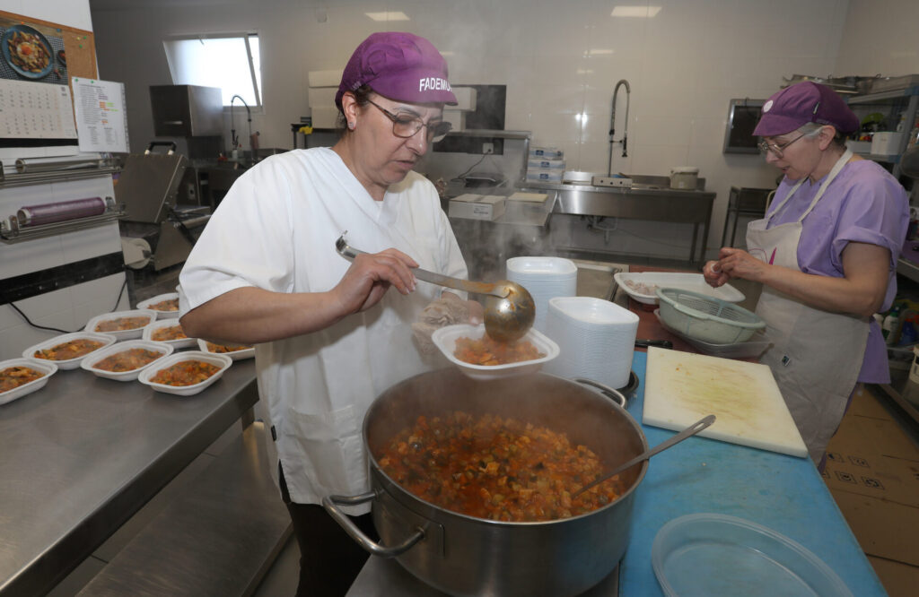 Comida casera a domicilio , elaboración de menus personalizados en la cocina que la cooperativa Lovepamur tiene en la localidad de Saldaña (Palencia). Brágimo (ICAL)