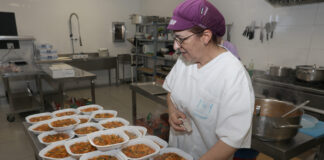 Comida casera a domicilio , elaboración de menus personalizados en la cocina que la cooperativa Lovepamur tiene en la localidad de Saldaña (Palencia). Brágimo (ICAL)