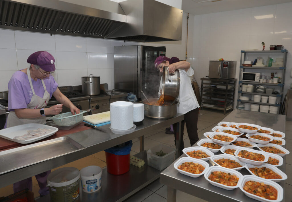 Comida casera a domicilio , elaboración de menus personalizados en la cocina que la cooperativa Lovepamur tiene en la localidad de Saldaña (Palencia). Brágimo (ICAL)