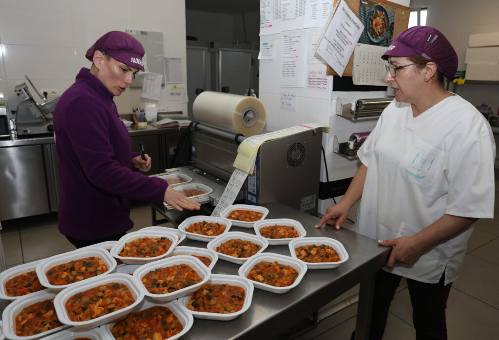 Comida casera a domicilio , elaboración de menus personalizados en la cocina que la cooperativa Lovepamur tiene en la localidad de Saldaña (Palencia). Brágimo (ICAL)