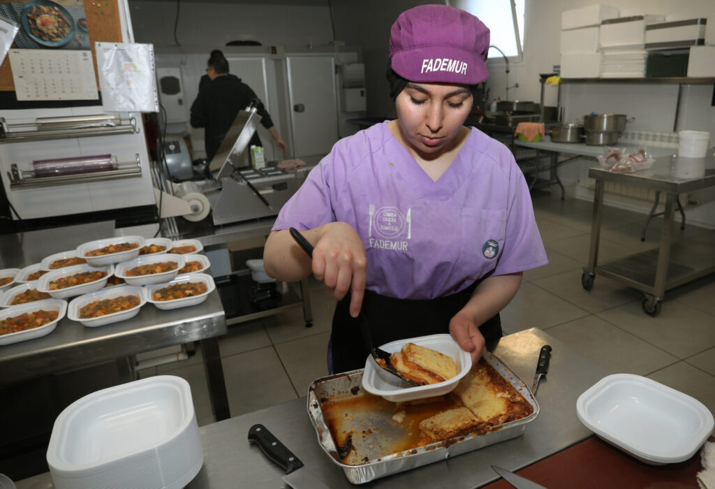 Comida casera a domicilio , elaboración de menus personalizados en la cocina que la cooperativa Lovepamur tiene en la localidad de Saldaña (Palencia). Brágimo (ICAL)