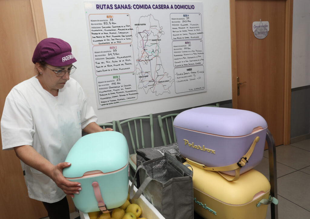 Comida casera a domicilio , elaboración de menus personalizados en la cocina que la cooperativa Lovepamur tiene en la localidad de Saldaña (Palencia). Brágimo (ICAL)