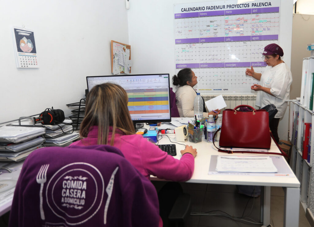 Comida casera a domicilio , elaboración de menus personalizados en la cocina que la cooperativa Lovepamur tiene en la localidad de Saldaña (Palencia). Brágimo (ICAL)
