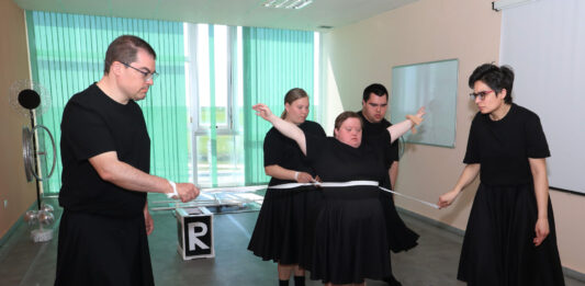 La compañía 'Includanza' de la Fundación San Cebrián, liderada por Natalí Camolez, ensaya su nuevo espectáculo 'Iris'. Brágimo (ICAL)