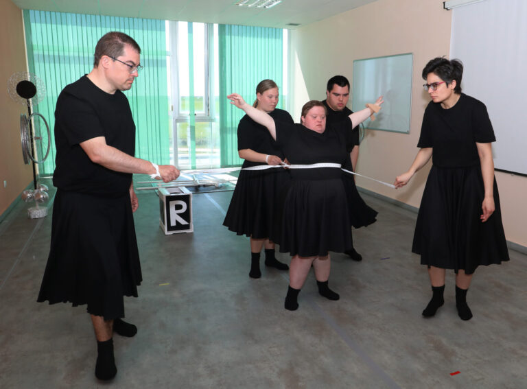 La compañía 'Includanza' de la Fundación San Cebrián, liderada por Natalí Camolez, ensaya su nuevo espectáculo 'Iris'. Brágimo (ICAL)