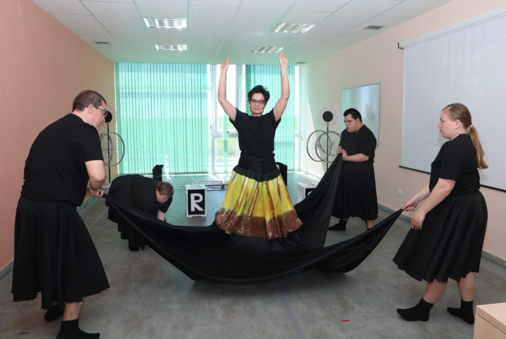 La compañía 'Includanza' de la Fundación San Cebrián, liderada por Natalí Camolez, ensaya su nuevo espectáculo 'Iris'. Brágimo (ICAL)