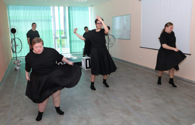 La compañía 'Includanza' de la Fundación San Cebrián, liderada por Natalí Camolez, ensaya su nuevo espectáculo 'Iris'. Brágimo (ICAL)