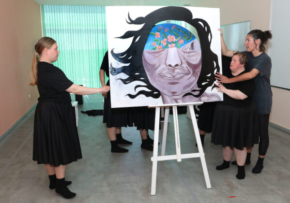 La compañía 'Includanza' de la Fundación San Cebrián, liderada por Natalí Camolez, ensaya su nuevo espectáculo 'Iris'. Brágimo (ICAL)