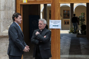 El presidente de la Junta acude al Palacio Arzobispal de Valladolid para mostrar sus condolencias tras la pérdida del Papa Francisco