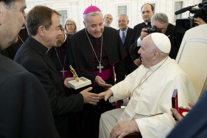 El papa Francisco recibe a la Fundación VIII Centenario de la Catedral. Burgos 2021