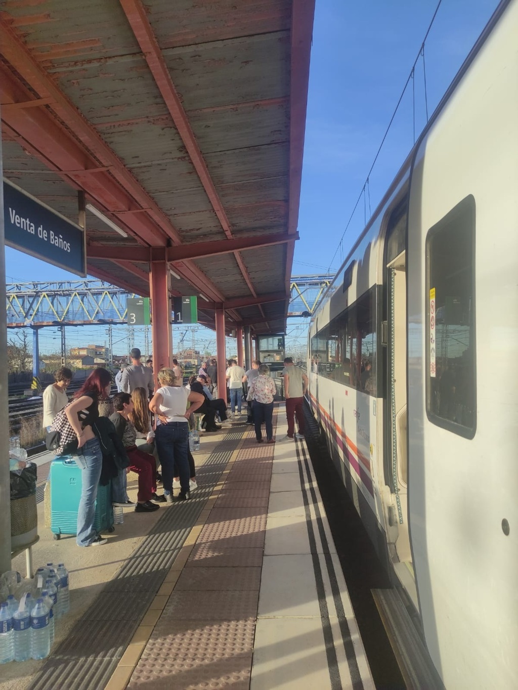 Pasajeros en la Estación de tren de Venta de Baños afectada tras el apagón de luz en toda España