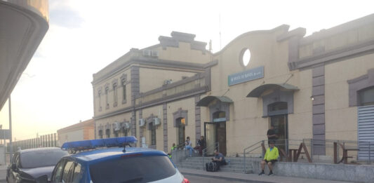 Estación de tren de Venta de Baños afectada tras el apagón de luz en toda España