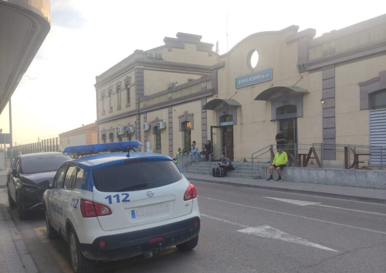 Estación de tren de Venta de Baños afectada tras el apagón de luz en toda España