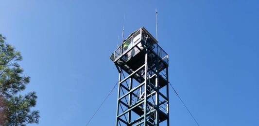 Imagen de la torre de vigilancia de incendios forestales de Loma de Ucieza.