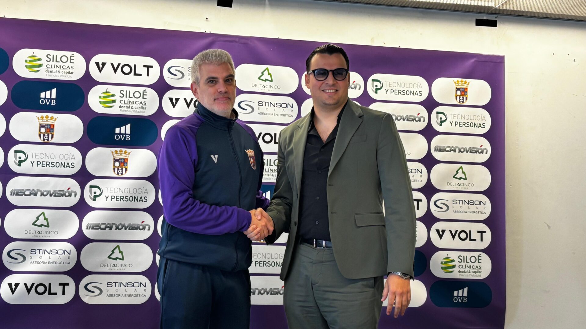 Javier Álvarez de los Mozos en la presentación como nuevo entrenador del Palencia CF, junto al presidente, Sadok Moumni